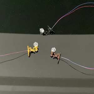 Sculpture de lampadaire en résine colorée réaliste YUNJIE, modèle miniature de paysage de jardin pour la décoration de la maison de vacances et la création de modèles - Product Image 4