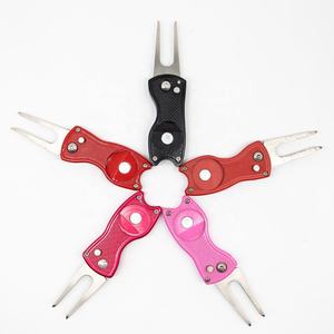 Outil de réparation de divots de golf personnalisé, type Switch Blade, automatique, avec marqueur de balle - Product Image 3