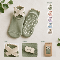 Chaussettes de yoga antidérapantes à revers croisés, couleur vert sauge et rose pâle, ajustement souple pour studio, production en gros, évaluation des illustrations, calibrage des tailles