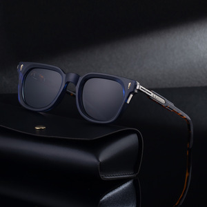 Lunettes de soleil polarisées Vogue à monture carrée pour hommes, en plastique noir et métal, protection UV400, pare-soleil pour la conduite en extérieur - Product Image 2