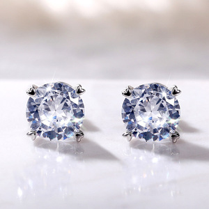 Orecchini a Perno Classici con Zirconi a Quattro Punte, Gioielli da Donna Versatili ed Eleganti - Product Image 6