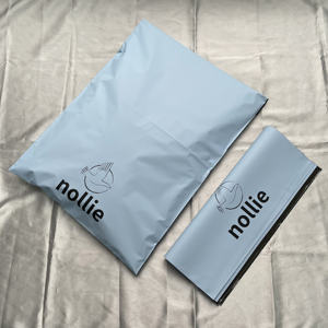 Enveloppes en polyéthylène bleues mates personnalisées avec impression noire - Sacs d'expédition imperméables pour les marques de vêtements et de style de vie - Product Image 2