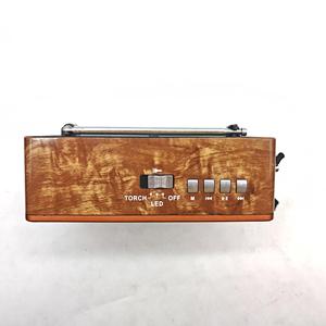 Radio multibandes FM AM SW vintage à grain de bois, alimentée par énergie solaire, avec haut-parleur intégré et lampe torche pour usage domestique et extérieur - Product Image 4