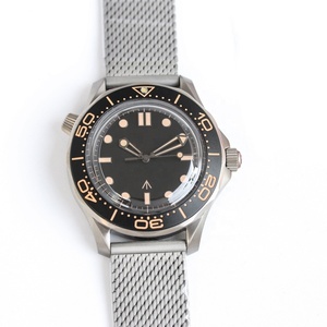 James Bond <span class=keywords><strong>007</strong></span> NO <span class=keywords><strong>TIME</strong></span> <span class=keywords><strong>to</strong></span> <span class=keywords><strong>DIE</strong></span> Master 210.90.42.20.01.001 Correa plateada Caja de titanio Esfera negra Reloj mecánico automático - Product Image 4