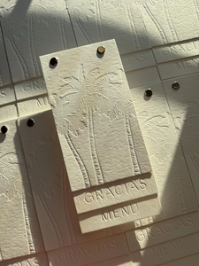 Menú de Boda Hecho a Mano en Papel de Algodón con Textura Natural de Palmera, con Grabado en Relieve, Estilo Costero para su Evento - Product Image 1