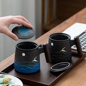 Taza de Té de Cerámica Hecha a Mano de la Montaña Moon Deer, con Infusor y Tapa con Mango de Madera - Product Image 1