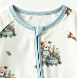 Özel Beyaz-Mavi Küçük Ayı Baskılı Desenli Ön Logolu Örme YKK Fermuarlı Bebek Pijama Takımı Tulum Uyku Kıyafeti ODM - Product Image 2