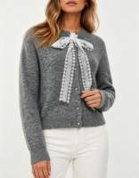 Cardigan confortable gris à col rond pour femme, élégant nœud en dentelle blanche avec boutons en forme de cœur, joli pull court en tricot, OEM/ODM