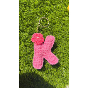 Llavero de Ganchillo Hecho a Mano con la Letra K, Detalle de Flor Rosa, Suave y Duradero, Diseño Personalizado Disponible, Llavero de Ganchillo con el Alfabeto Inglés - Product Image 2