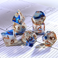 Ensemble de 7 dés personnalisés faits à la main en résine transparente blanche et bleue, à noyau liquide polyédrique, pour le jeu DND Dragons Dungeons