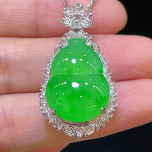 Colgante de Jadeíta Verde Imperial con Halo Floral de Diamantes en Oro Blanco de 18K, Collar de Lujo con Jade Birmano de Alta Transparencia - Product Image 1