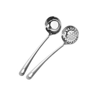Cucharón y colador de sopa de acero inoxidable 304 con mango largo y base plana, apto para lavavajillas, para uso doméstico y comercial - Product Image 1