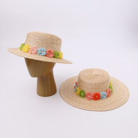 Chapeau de paille tricoté style français pour femme, à large bord et calotte plate, orné de fleurs, idéal pour les vacances d'été et la protection solaire