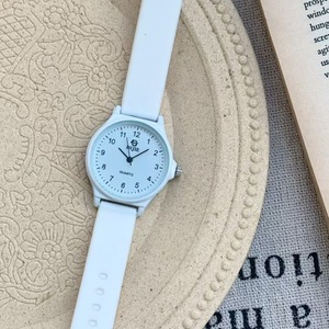 Este reloj está diseñado para hombres y mujeres, especialmente para estudiantes de secundaria, y presenta un diseño sencillo y cremoso, adecuado para todos. - Product Image 6