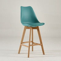 Tabouret de bar moderne en gros avec assise en plastique PP et coussin en cuir PU, pieds en bois pour café, magasin de proximité, restaurant