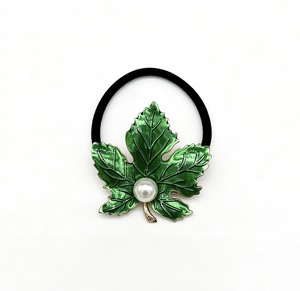 Pinza para el pelo vintage con hoja de arce esmaltada en verde y borde dorado con perla, elegante pasador para mujer, accesorios diarios para el cabello medio recogido - Product Image 3