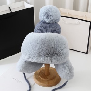 Nouveau <span class=keywords><strong>bonnet</strong></span> d'hiver en tricot pour <span class=keywords><strong>femme</strong></span> avec oreillettes en <span class=keywords><strong>fourrure</strong></span> douce et <span class=keywords><strong>pompon</strong></span> intérieur en polaire confortable pour le voyage - Product Image 2