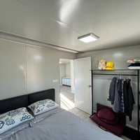 Bâtiment préfabriqué mobile extensible avec mécanisme de pliage optimisé pour réduire le volume de transport