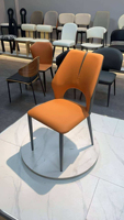 Chaise de salle à manger moderne bicolore en cuir PU, légère, écologique, sans accoudoirs, avec coutures centrales, dossier incurvé et pieds en métal