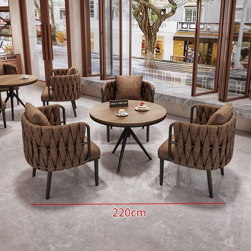 Un conjunto de 70 mesas redondas para tres personas.