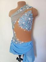 Tenue de danse lyrique sans manches bleu clair élégante avec jupe à volants asymétrique et strass scintillants
