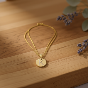Ciondolo con lettera in acciaio inossidabile placcato oro K da 1,9 cm, ciondolo minimalista per donna, gioielli raffinati da indossare tutti i giorni - Product Image 2