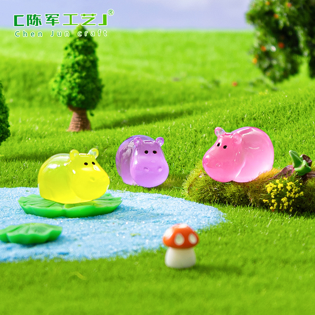 Petit hippopotame luisant dans le noir