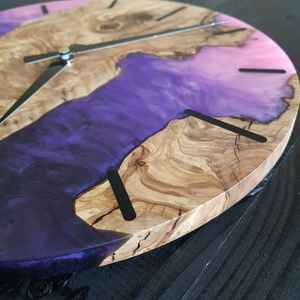 Horloge murale moderne en résine et en bois, faite à la main, élégante, durable, élégante et fonctionnelle, parfaite pour le salon, la chambre à coucher - Product Image 2