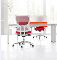 Chaise de bureau pivotante moderne à dossier en maille, chaise ergonomique pour personnel avec cadre blanc, maille rouge et coussin en tissu