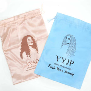 ถุงผ้าซาตินสีม่วงแบบมีเชือกสำหรับเก็บวิกผม สายปรับได้ ถุงกันฝุ่นสุดหรู พิมพ์โลโก้ ขนาด 9.8x13.5 นิ้ว Amygirl - Product Image 2