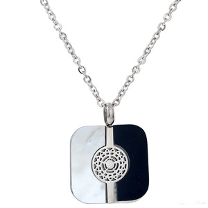 Collier pendentif en acier inoxydable Yin Yang noir et blanc géométrique pour femmes, à porter au quotidien - Product Image 1