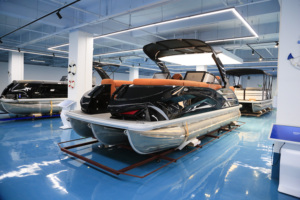 Bote Pontón Comercial 2027 de 22 Pies, 12 Pasajeros, Yate de Aluminio para Fiestas con Motor, para Alquiler en Resorts y Recorridos por Lagos - Product Image 4