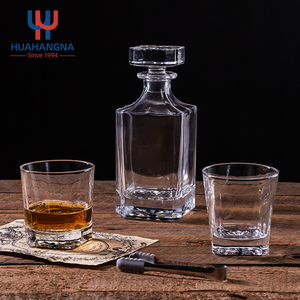 Biểu Tượng Tùy Chỉnh Glass Whiskey Decanter Và 10Oz Lowball Vuông Whisky Nếm Kính Thiết Lập Với Thùng Gỗ Hộp Quà Tặng Cho Đám Cưới - Product Image 5