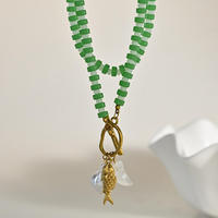 Collar de Piedra Esmaltada de Ágata Roja y Verde con Dijes de Perlas Barrocas y Pez, Cierre Chapado en Oro de 18k, Joyería de Niche con Cuentas para Mujer