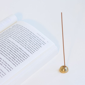 BECORA - Porta Incienso Hemisférico de Latón Macizo Sin Lacar, <span class=keywords><strong>3</strong></span> Orificios, Soporte Duradero para Incienso en Barra, Meditación Zen en Interiores, Aromático - Product Image 3