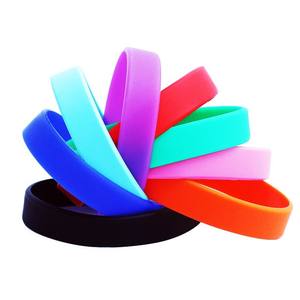 Pulseras de silicona de color sólido personalizadas CCH, ideales para eventos deportivos y regalos promocionales - Product Image 6