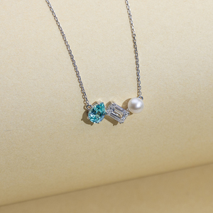 สร้อยคอพร้อมจี้สามเม็ดทองคำขาว 18K รุ่น MSN-827 จาก Messi Jewelry ประดับมุกและพลอยไพลินพาราอิบาสังเคราะห์ - Product Image 3