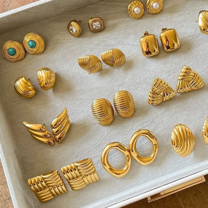 Orecchini a Perno da Donna all'Ingrosso in Acciaio Inossidabile Ipoallergenico Placcato Oro 18k PVD, Massicci a Forma di Farfalla e Fiore, Gioielli Personalizzati - Product Image 1