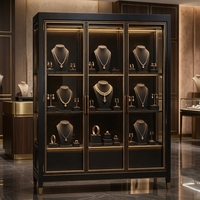 Luxuriöse Schwarz-Gold Schmuck-Vitrine Gebogene Glasvitrine Freistehende Verkaufsvitrine mit LED-Warmlicht