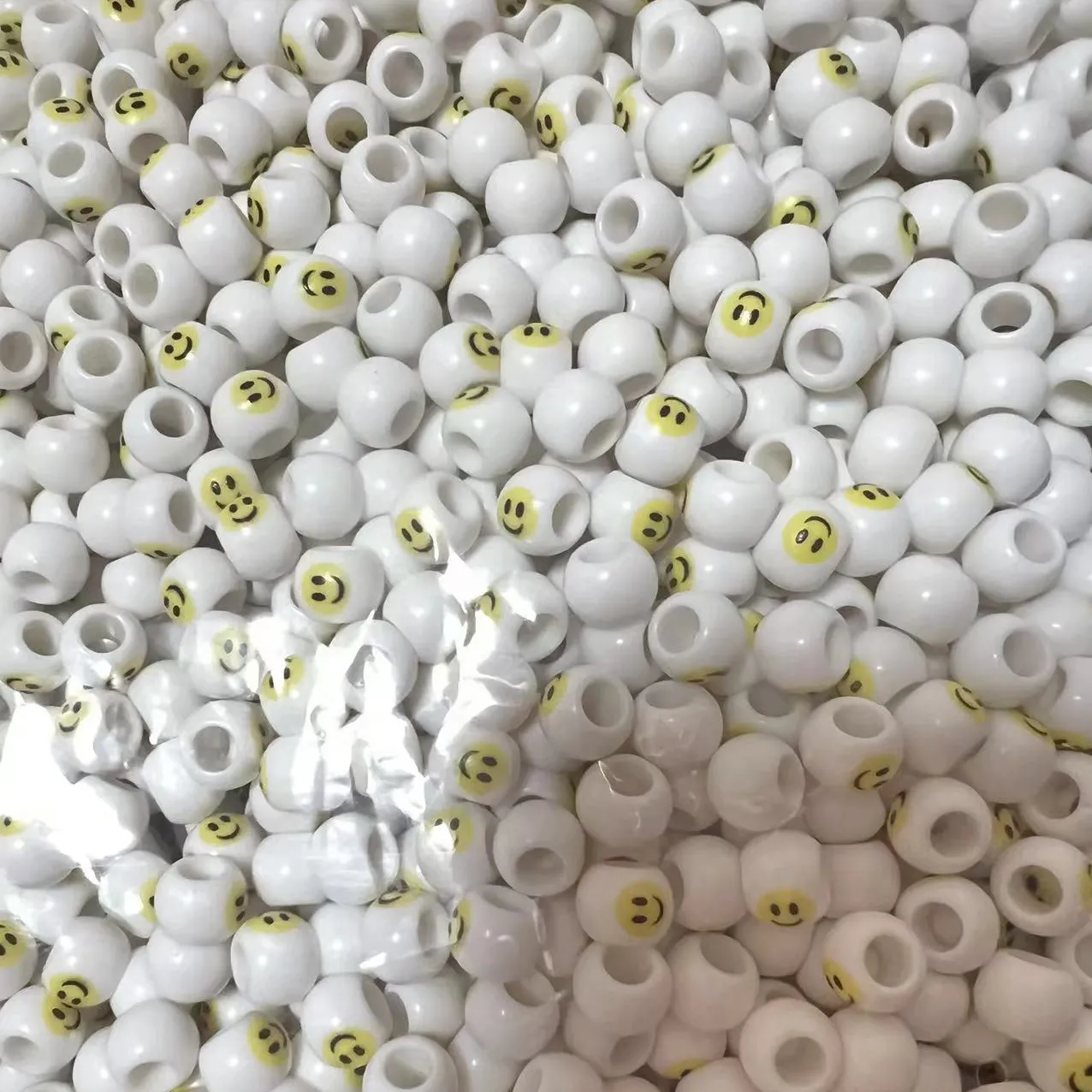YIWU MYLULU fábrica atacado 8 mm acrílico, plástico grânulos Contas brancas com rostos sorridentes amarelos grandes grânulos do furo