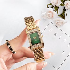 Reloj de Diseñador de Marca con Logotipo Personalizado, Reloj Cuadrado de Lujo para Mujer con Incrustaciones de Diamantes, Correa Acolchada Dorada, Esfera Verde, Relojes de Moda - Product Image 1