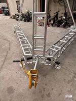 Estructura de soporte en forma de A para altavoces y luces, de aluminio, con sistema de espiga, para sujeción al suelo.