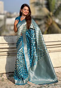 พบกับความซับซ้อนเหนือกาลเวลาในผ้าส่าหรีผ้าไหมสีฟ้าบานาราซิที่ประดับด้วยทอผ้าซาริ3D มิติเพื่อความโดดเด่น - Product Image 5