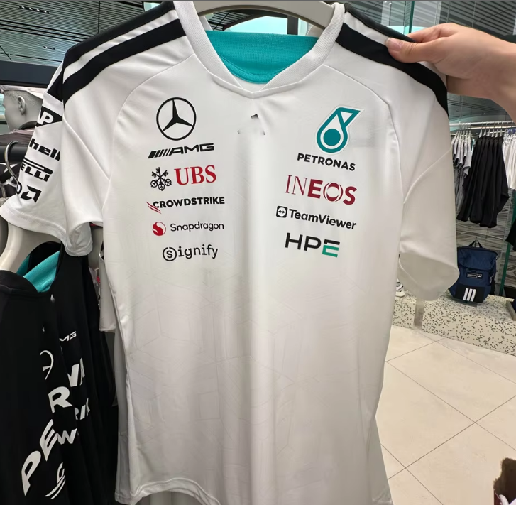 26 Mercedes blanc col rond manches courtes