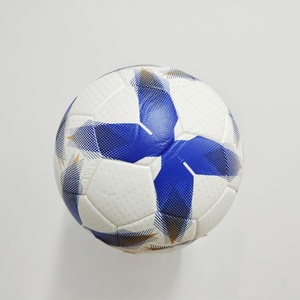 Ballon de football en cuir PU de haute qualité 2026, taille 5, avec logo personnalisé pour les matchs officiels - Product Image 2