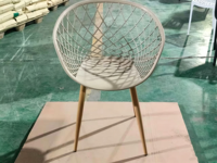 Chaises de terrasse d'extérieur en gros d'usine, chaises de salle à manger avec dossier en maille PP et pieds en métal résistants
