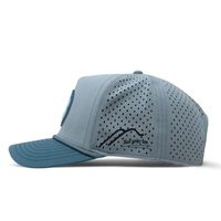 Gorra Trucker OEM de Secado Rápido, Dos Tonos Gris y Azul, Perforada con Láser, con Parche de Goma Personalizado, Resistente al Agua, con Cierre a Presión