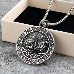 Collier pendentif vintage en acier inoxydable, double têtes de loup, lettrage viking, motif animal, design géométrique, bijoux unisexe, cadeau - Product Image 1