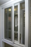 Ventanas Corredizas de PVC con Aislamiento Térmico y Diseño de Mosquitera para Uso Residencial