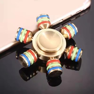 Nouveauté : Fidget Spinner en métal à six bras avec éléments en silicone, pour le soulagement de l'anxiété et du stress, TDAH, autisme, cadeaux de Noël et d'anniversaire pour adultes - Product Image 3